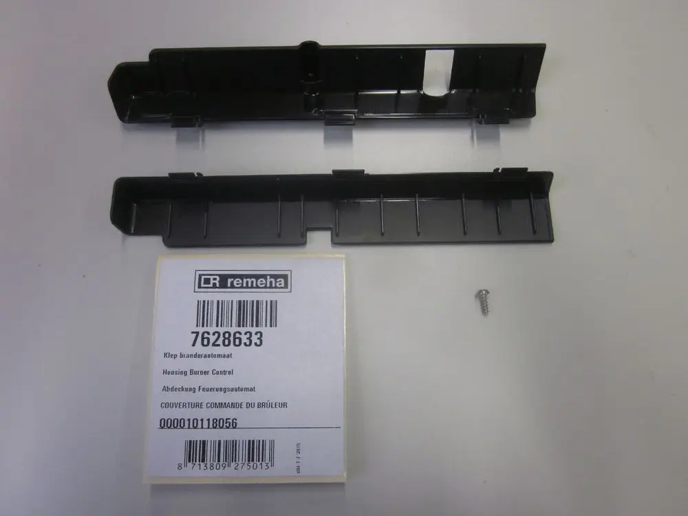 Zwei schwarze Abdeckungen für einen Brennersteuerung von Remeha, neben einer Packung mit Artikelnummer und einer Schraube.